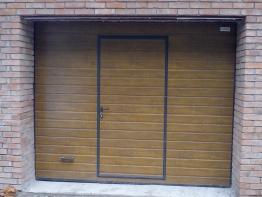 Секционные ворота для гаража с дверью
